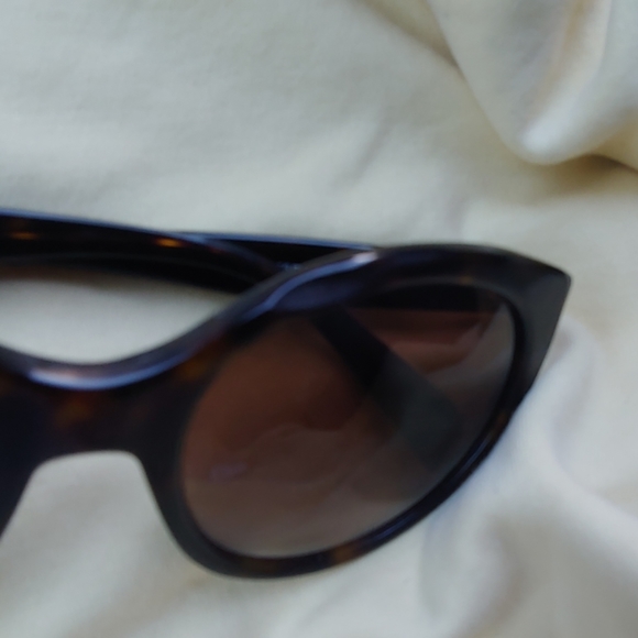 1/7

PRADA Women's Designer Sunglasses Brown Butte - Picture 2 of 2